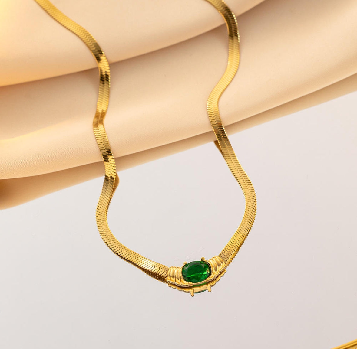 Snake Chain Oval
Emerald Style Zirconia Choker
Necklace