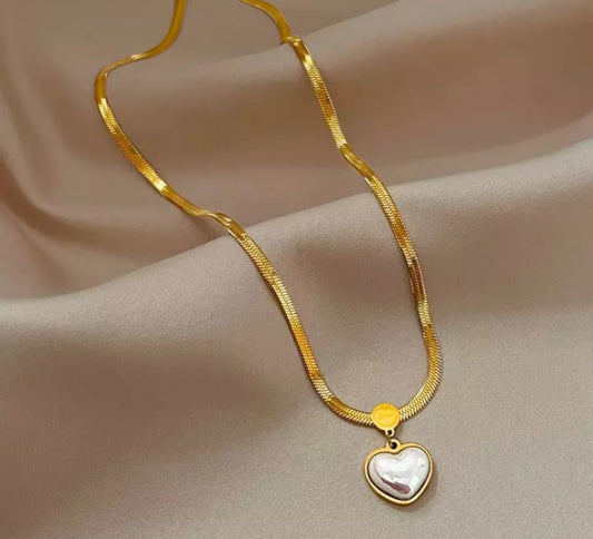 Pearl Heart Snake
Chain Necklace