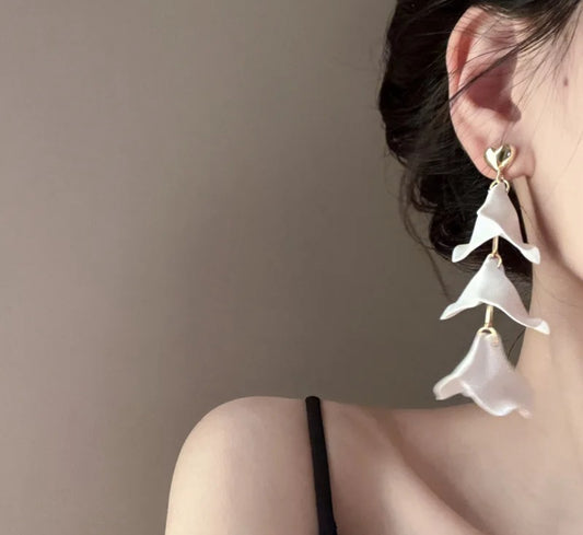 Exaggerated Petal
Long Earrings
