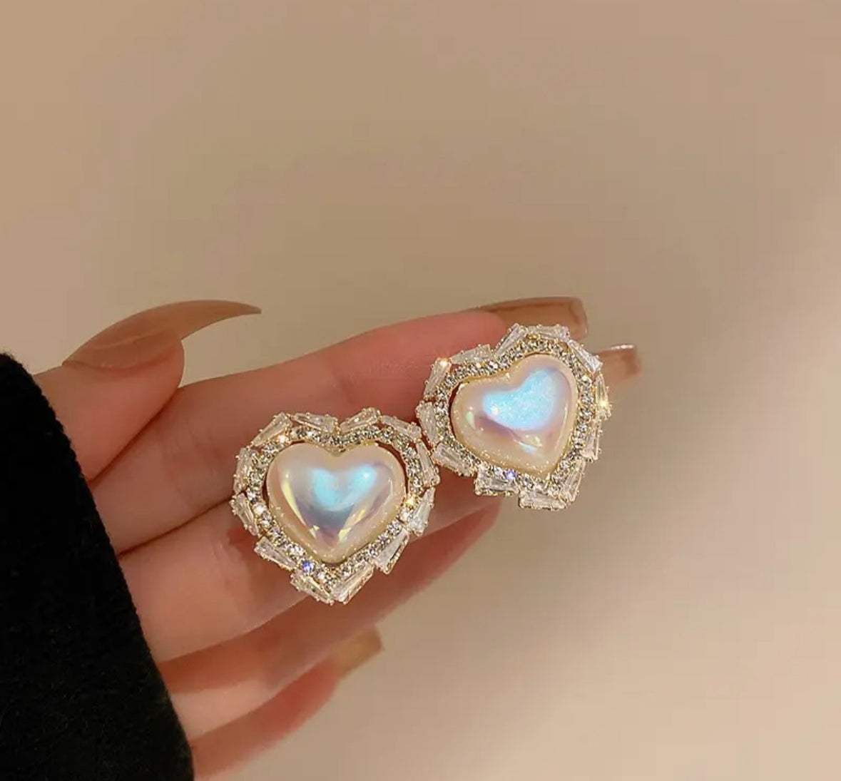 Stone & Crystals
Decor Pearl Heart Stud Earrings