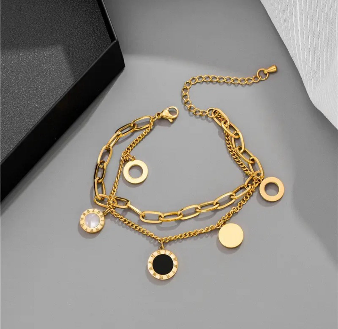 Black and White Bay-Roman Numeral Double Layer
Bracelet