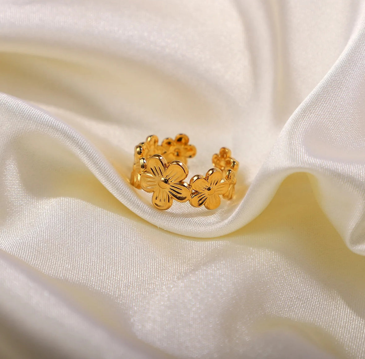 Textured Flower
Bunch Ring