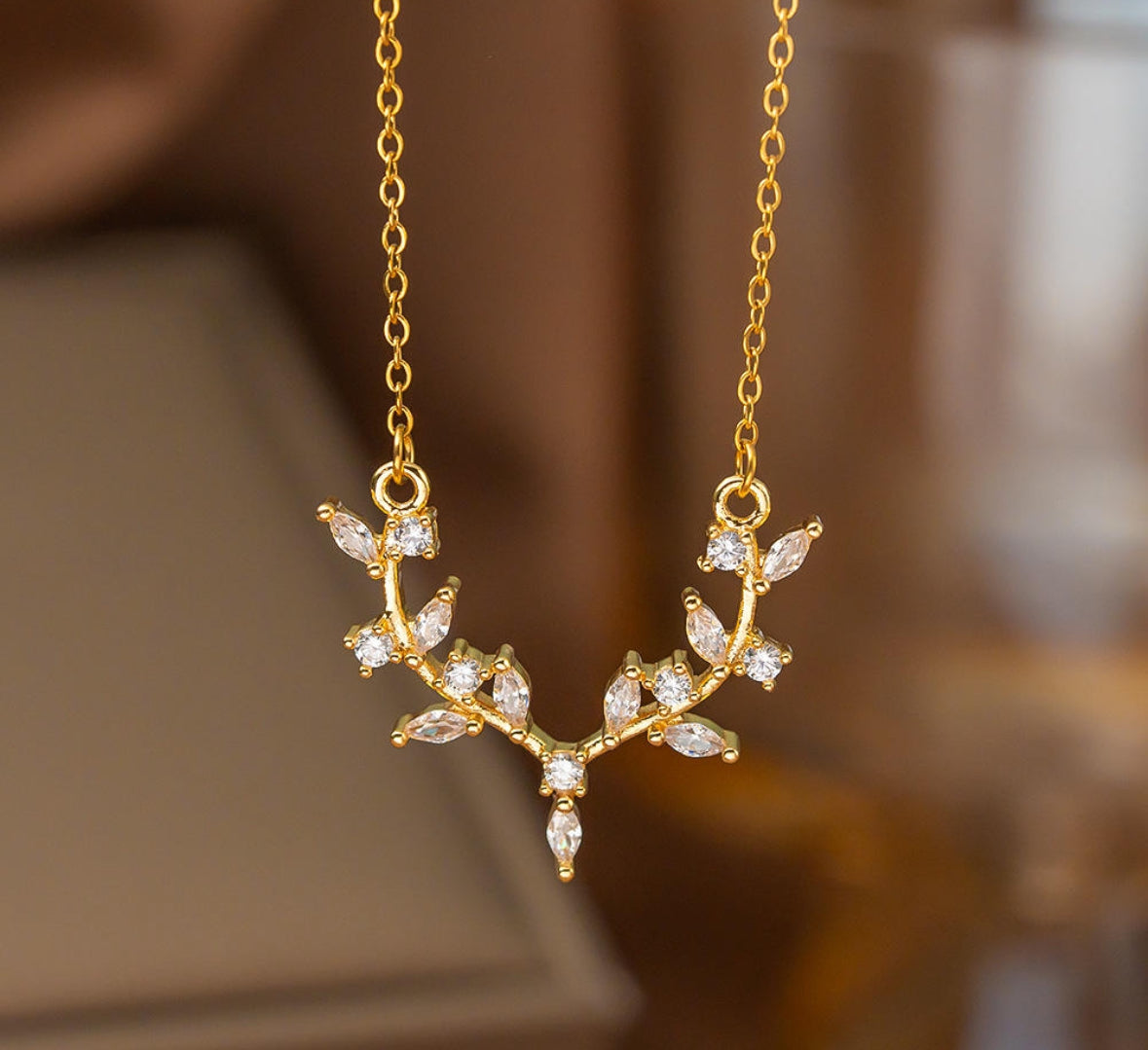 Leaf Antlers Deer
Shape Necklace