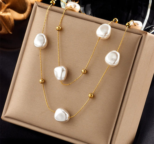 Double Layers
Irregular Pearl & Beads Necklace