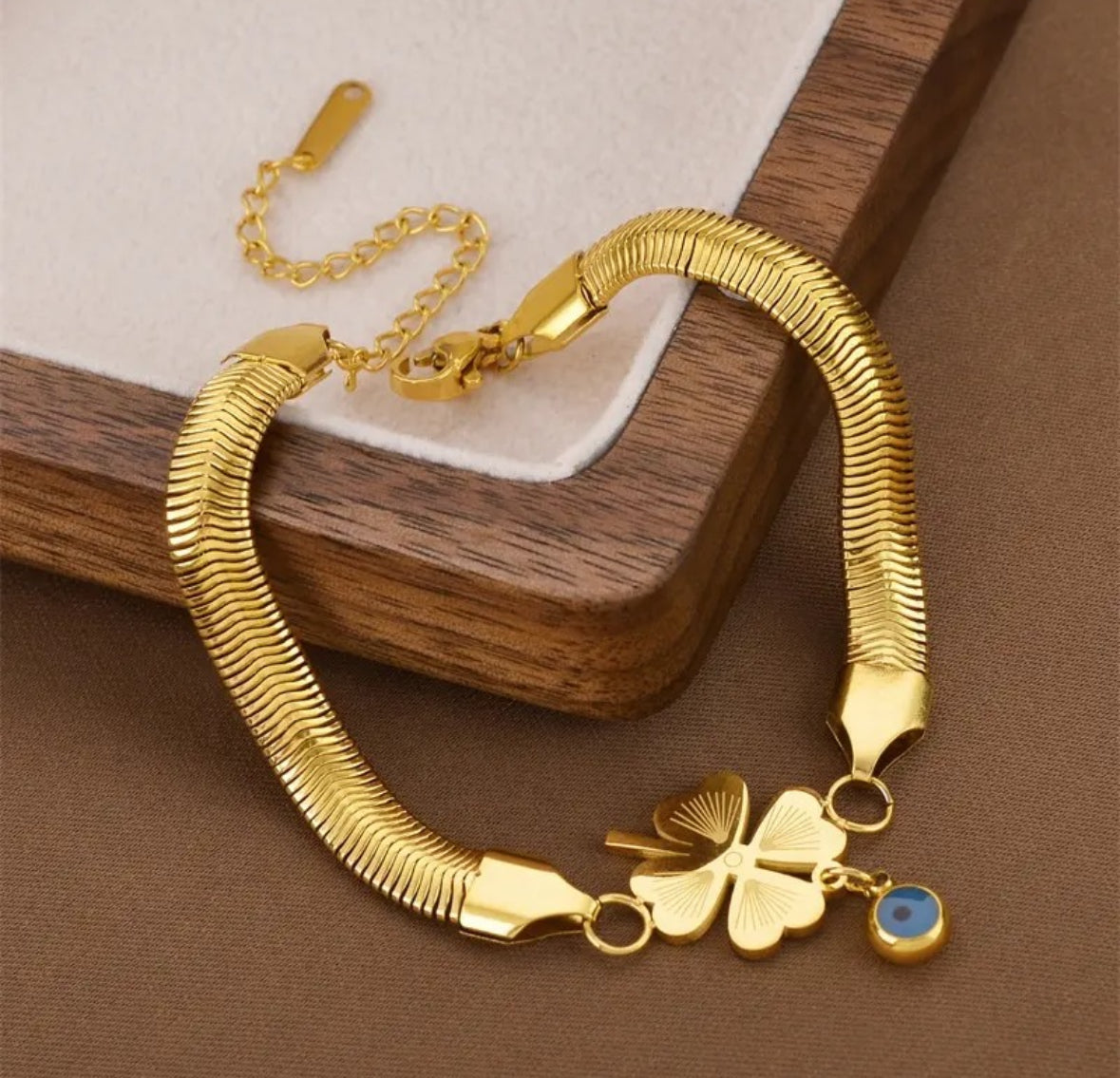 Evil's Eye Leaf Charm
Snake Chain Bracelet