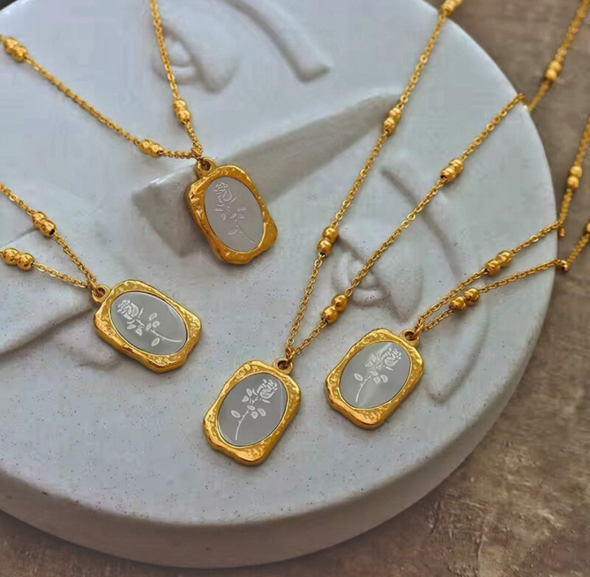 Magic Mirror Rose
Beads Chain Necklace
