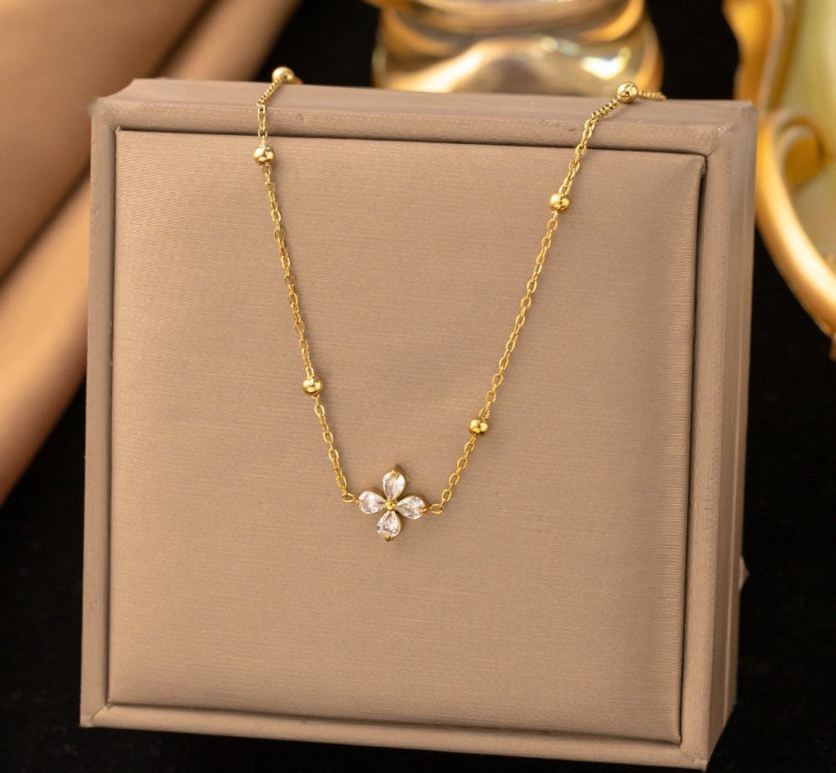 Clover Stone
Beads Chain Necklace