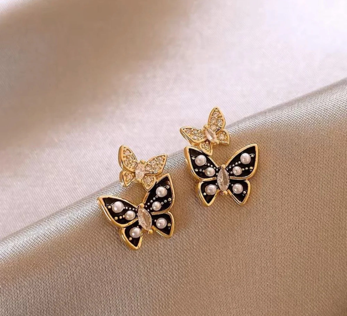 Dual Butterfly Drip
Glaze Pearl Stud Earrings