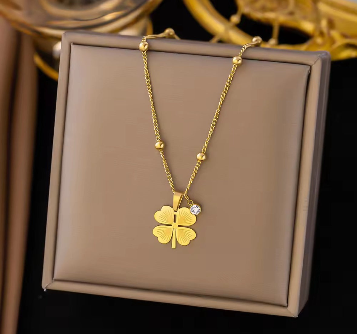 Lucky Leaf Stone
Drop Pendant With Beads Chain
Necklace