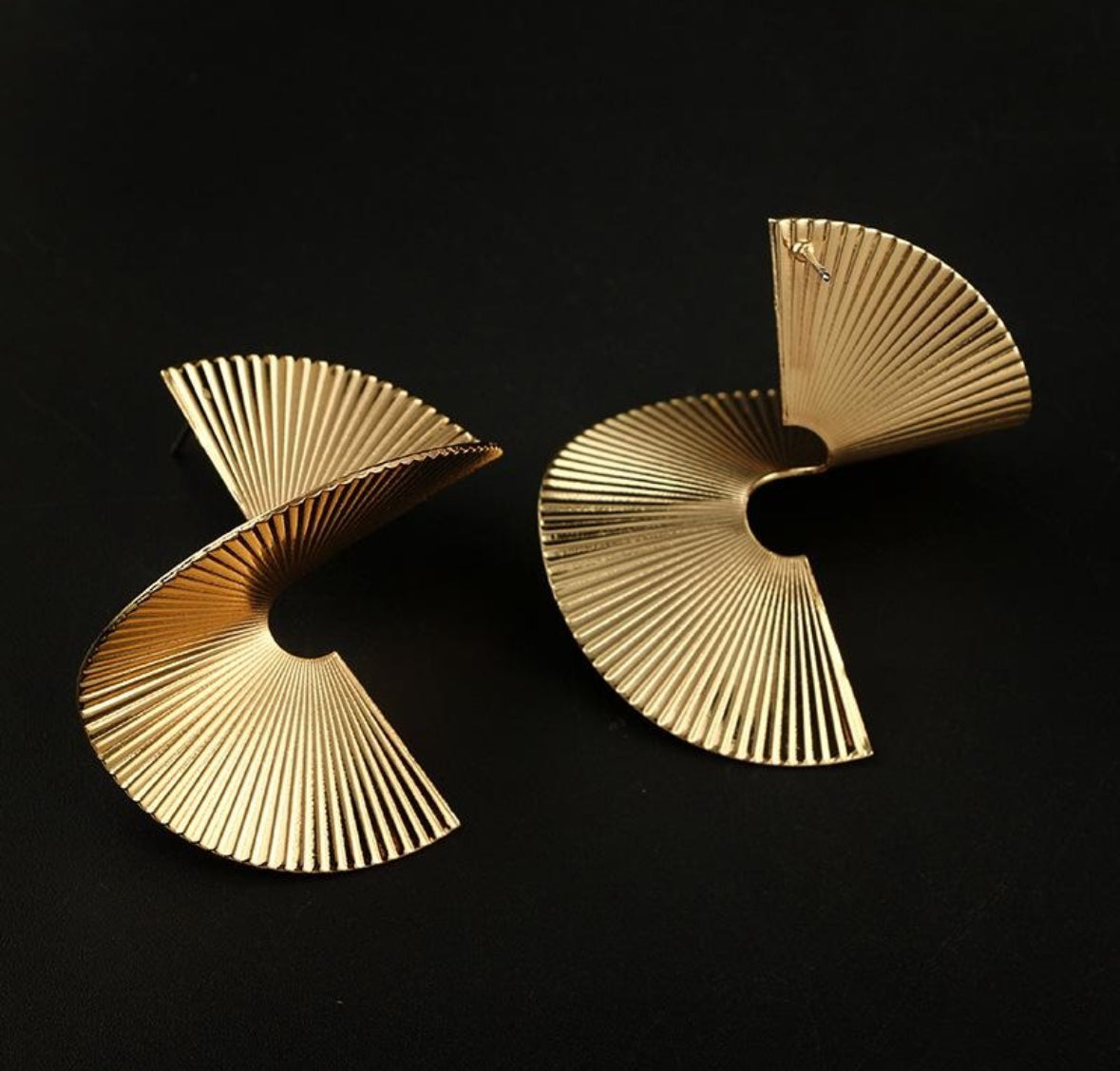 Geometric Spiral Big
Stud Earrings