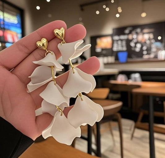Exaggerated Petal
Long Earrings