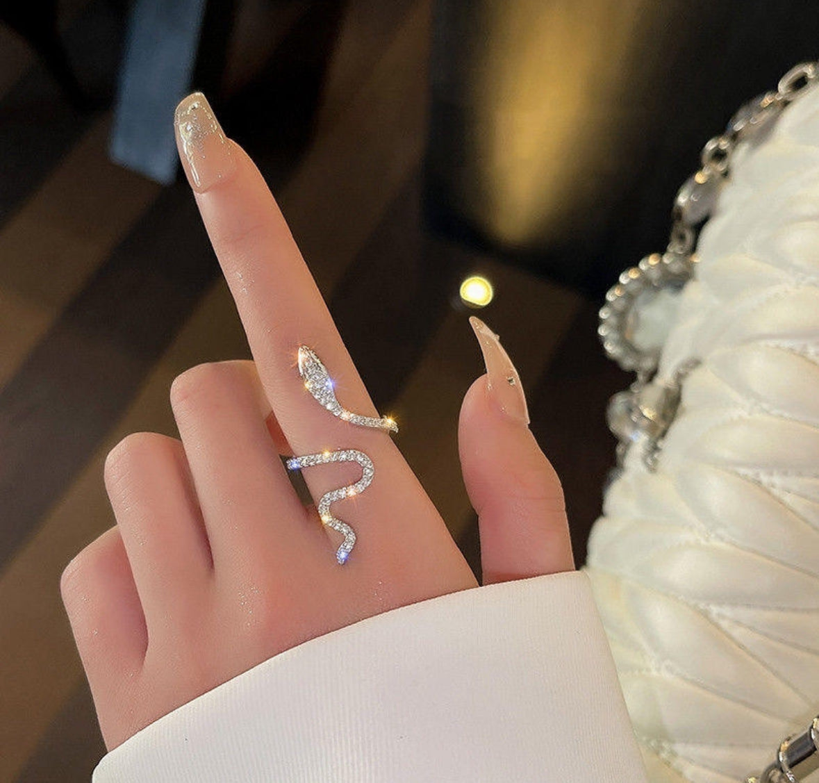 Snake-Shaped
Adjustable Finger Ring