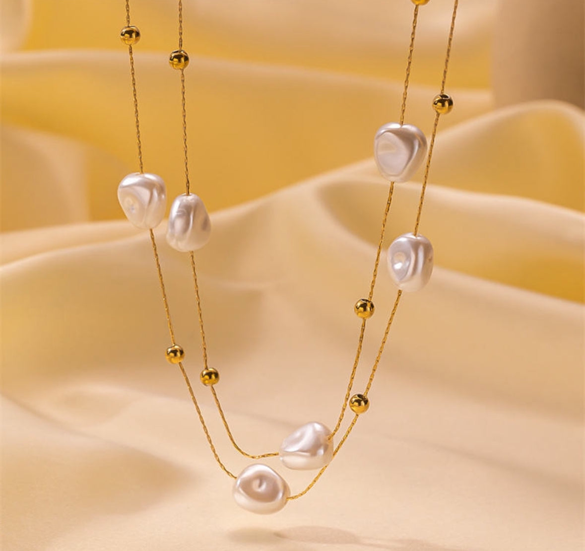 Double Layers
Irregular Pearl & Beads Necklace