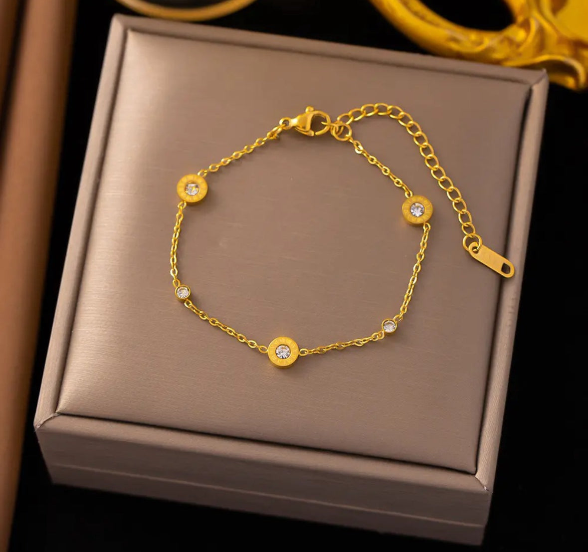 Roman Numbers
Diamond Studded Bracelet