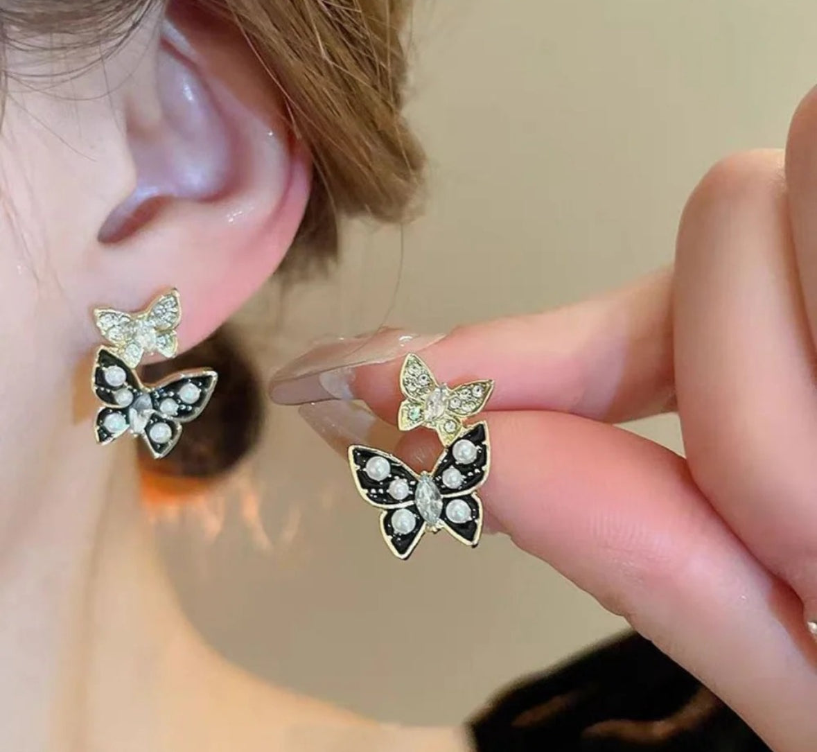 Dual Butterfly Drip
Glaze Pearl Stud Earrings