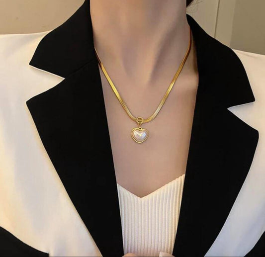 Pearl Heart Snake
Chain Necklace