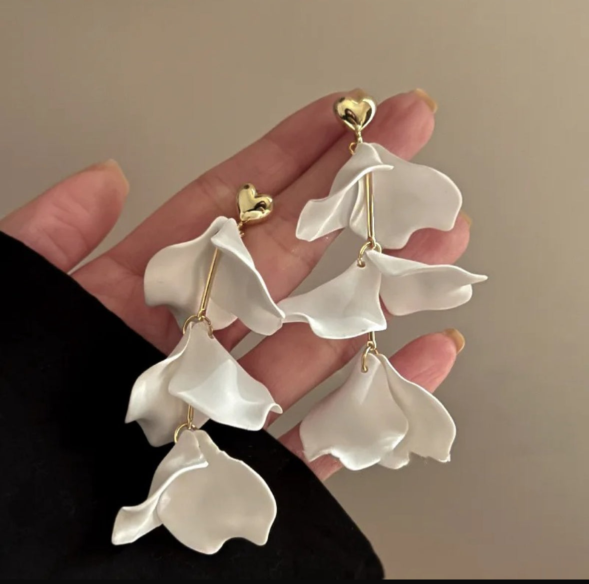 Exaggerated Petal
Long Earrings