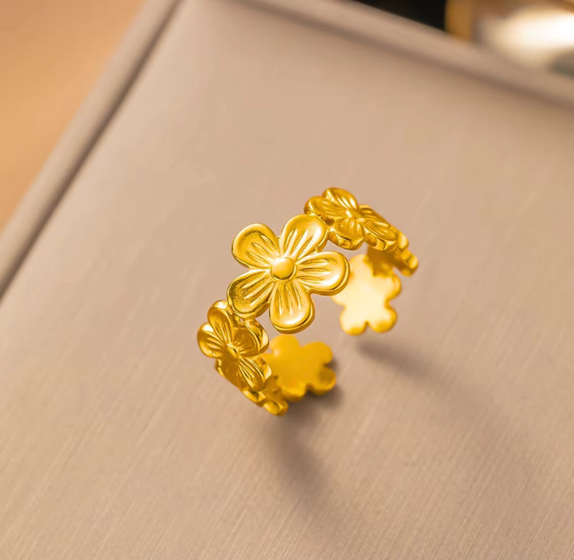 Textured Flower
Bunch Ring