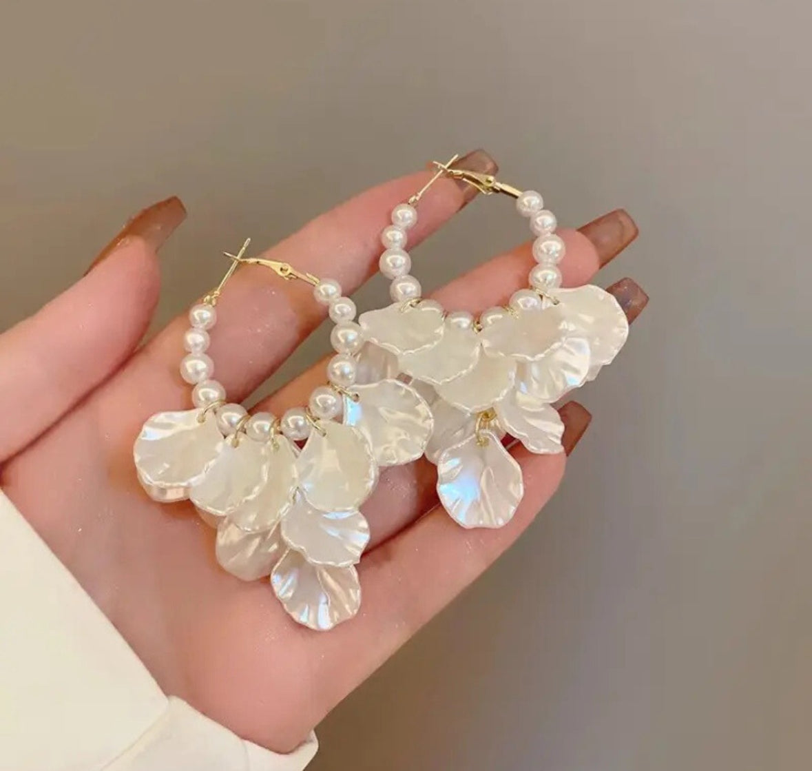 Lightweight Pearl
Shell Flower Drop Hoop Earrings