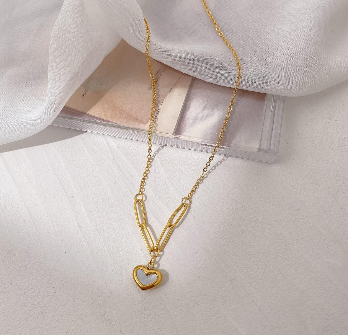 White Heart Paper
Clip Chain Necklace