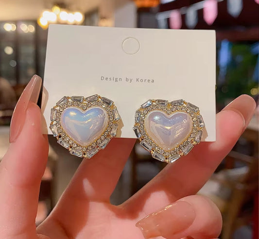 Stone & Crystals
Decor Pearl Heart Stud Earrings