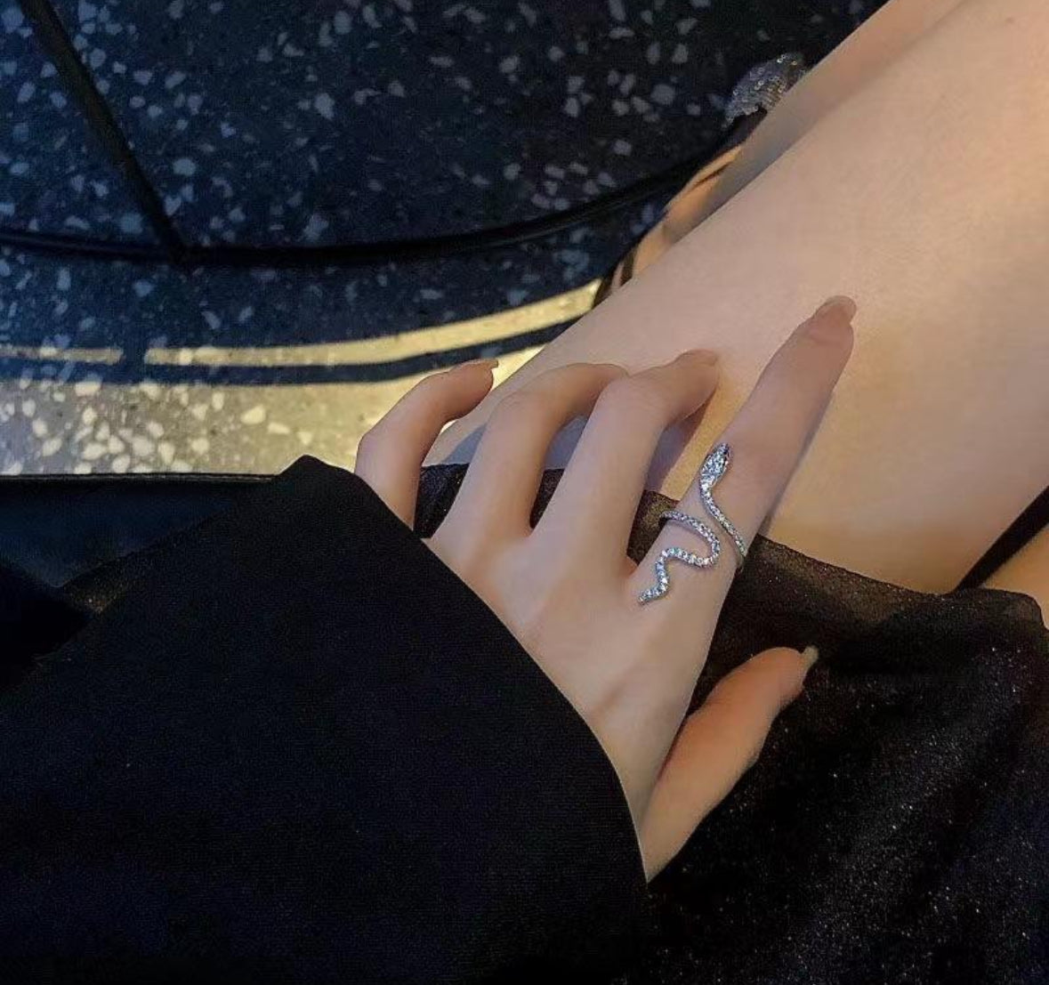 Snake-Shaped
Adjustable Finger Ring