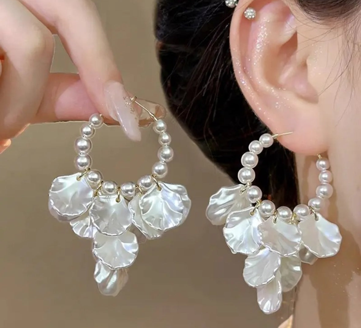 Lightweight Pearl
Shell Flower Drop Hoop Earrings